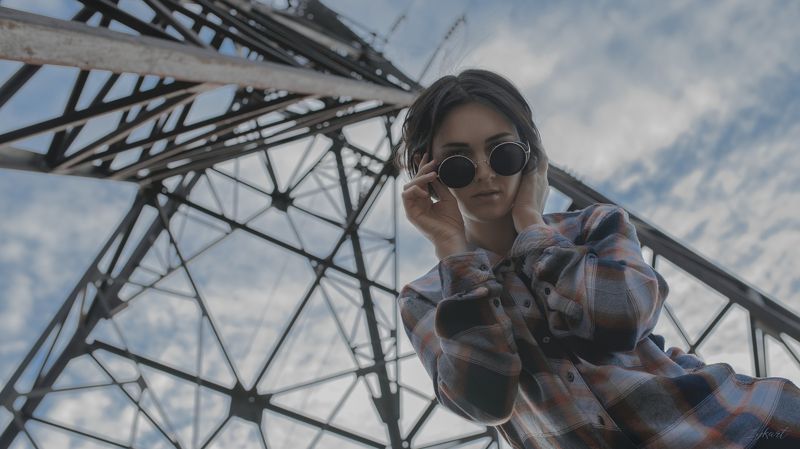 небо девушка железо очки moody woman sky Под железным деревом фото превью