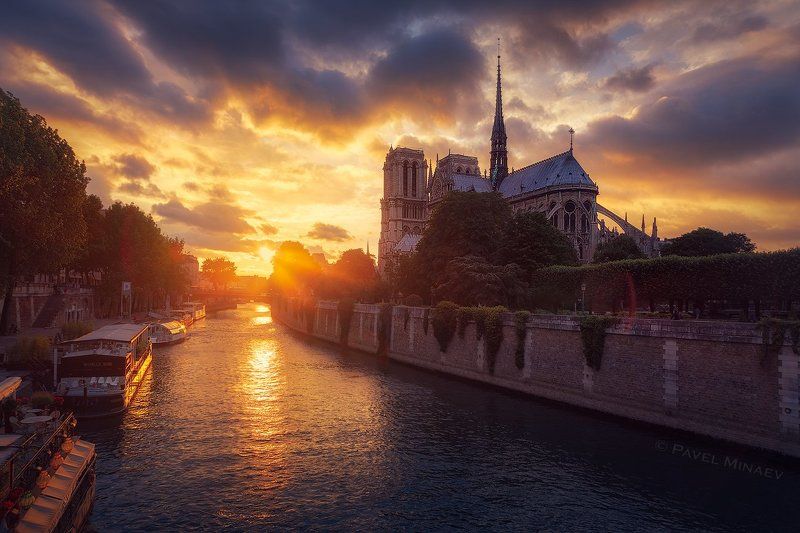 Нотр-Дам де Пари на закате фото превью