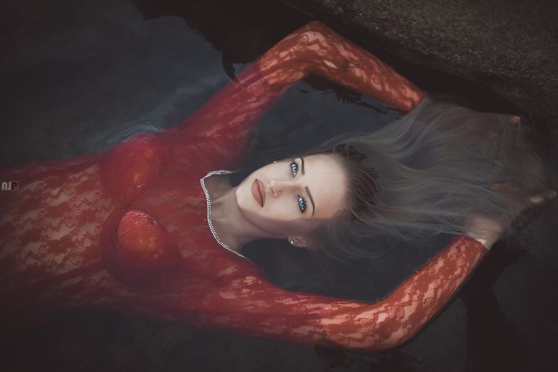 red,dress,model,young,pretty,blue,eyes,water,outdoors Nymph фото превью