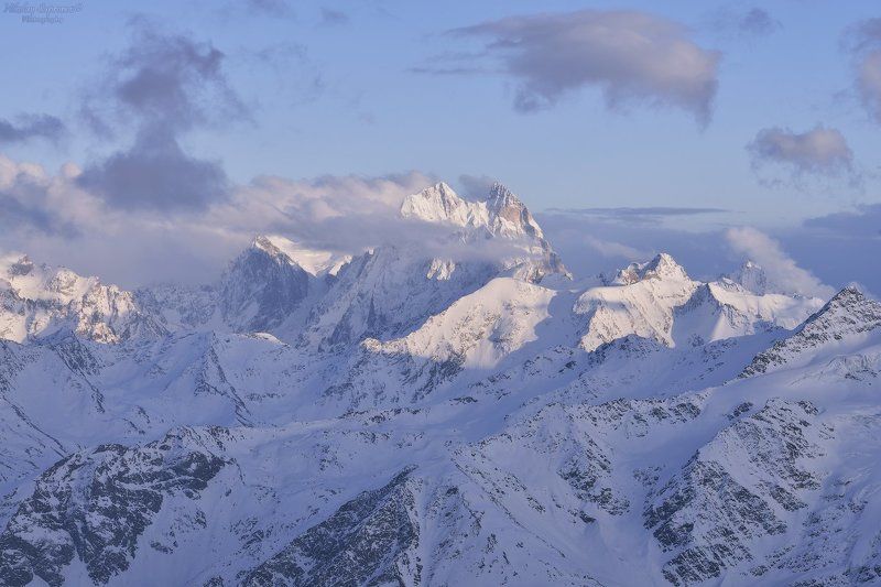 Ушба, Большой Кавказский хребет, Кавказ, Северный Кавказ, Кабардино-Балкария, Приэльбрусье, КБР, Эльбрус, Горы, Пейзаж, Облака, Дневной пейзаж Ушба в облаках фото превью
