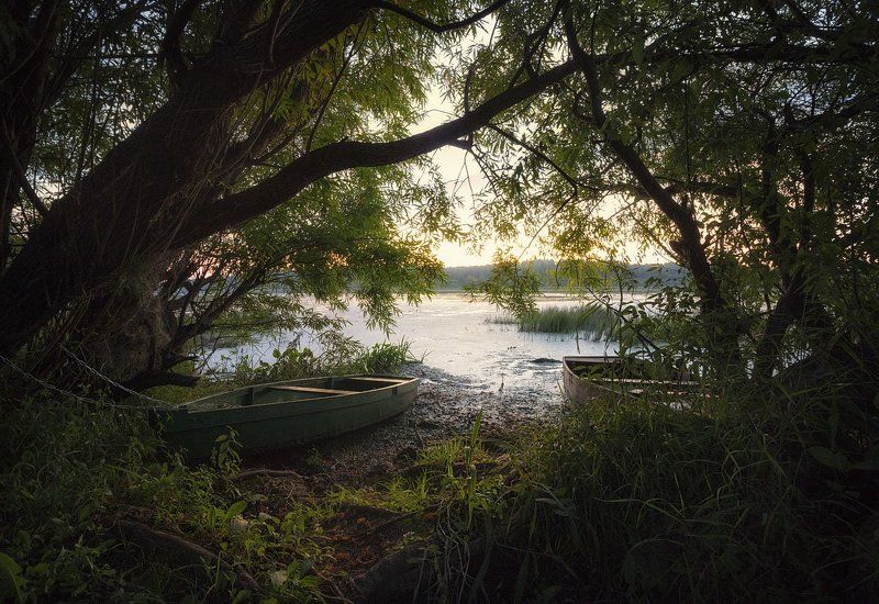 озеро, закат, солнце, лодка, облака, вечер Усталый день и отдыхают корабли... фото превью