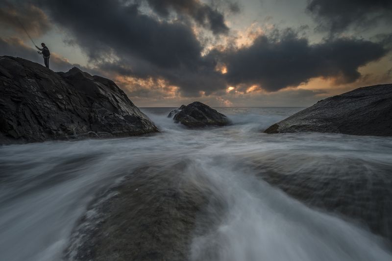 рыбак, утро,Черное море, тучи,скалы, вода, Рыбачее утро. фото превью