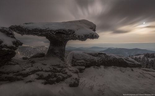 В пол луны свет