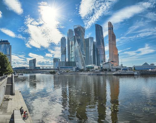 ПРО СИНИЕ ПОЛДНИ МОСКВЫ.