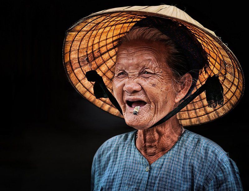 вьетнам, шляпа, окурок, бенчик, сигарета, смех, настроение, эмоция, бабушка, старуха Окурок фото превью