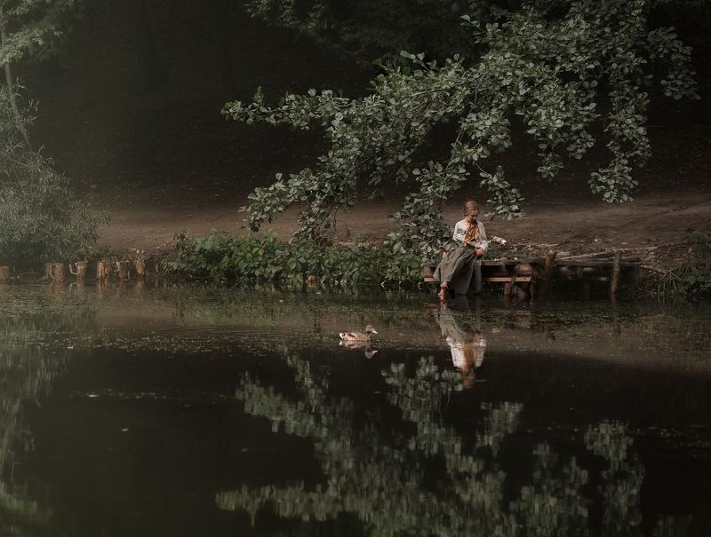 девушка река утка туман  фото превью