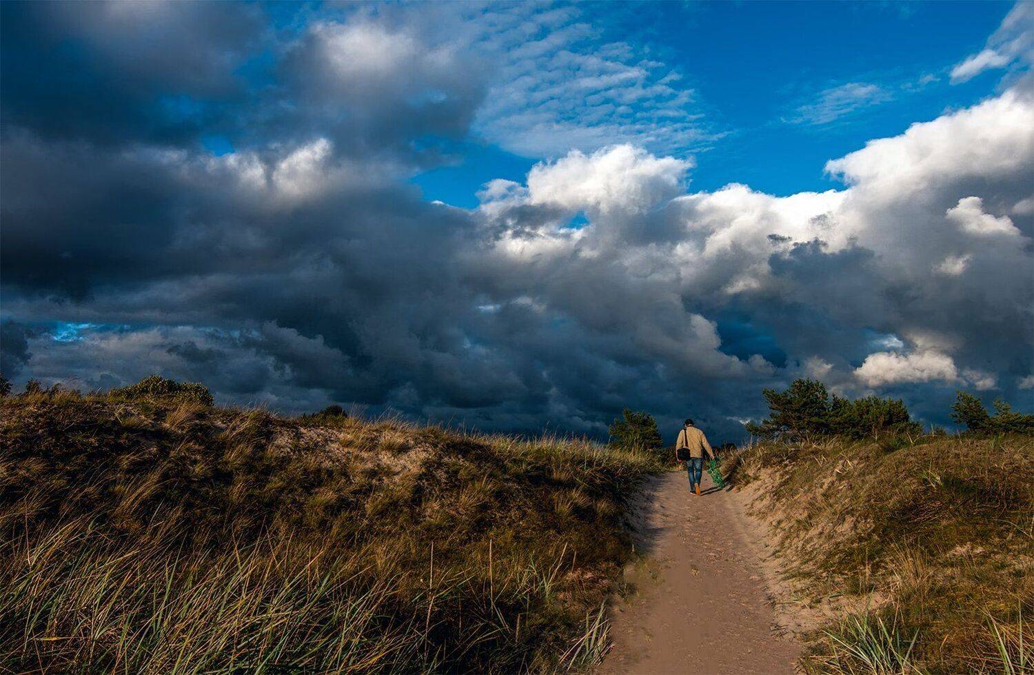sky,clouds,man,road, Daiva Cirtautė