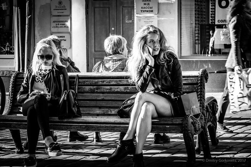 #onedayrussia220917 #street #streetphotography #PhotoByDmitryGorkovets #bw #bnw #dlackandwhite Girls and phones фото превью