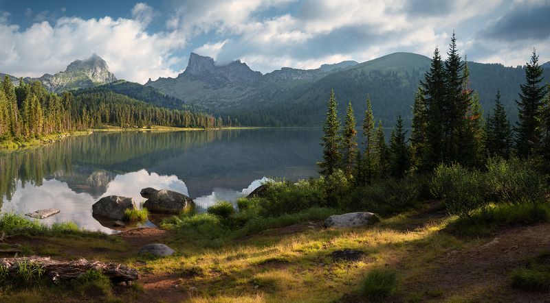 природа, пейзаж, горы, Ергаки, Саяны, скалы, утро, большой, красивая, озеро, камни, берег, лес, холодный Утро на озере Светлое фото превью