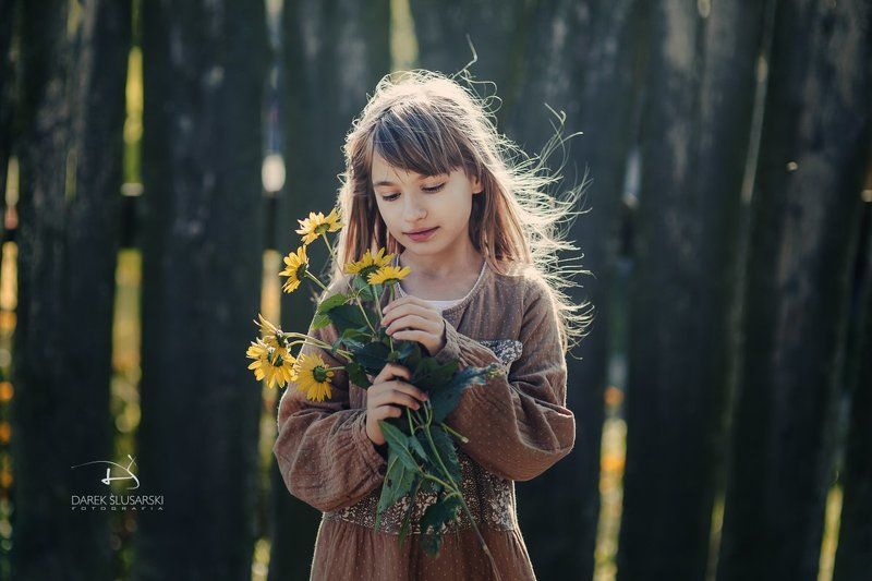 portret, kwiaty, dziecko, darekslusarski,  Maja przy płocie фото превью