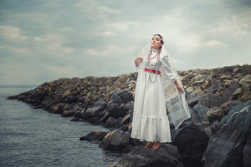 девушка, белое платье, свадьба, русское платье, камни, море, река, невеста, зима, рябина, ленты, красный, белый Он дракон фото превью