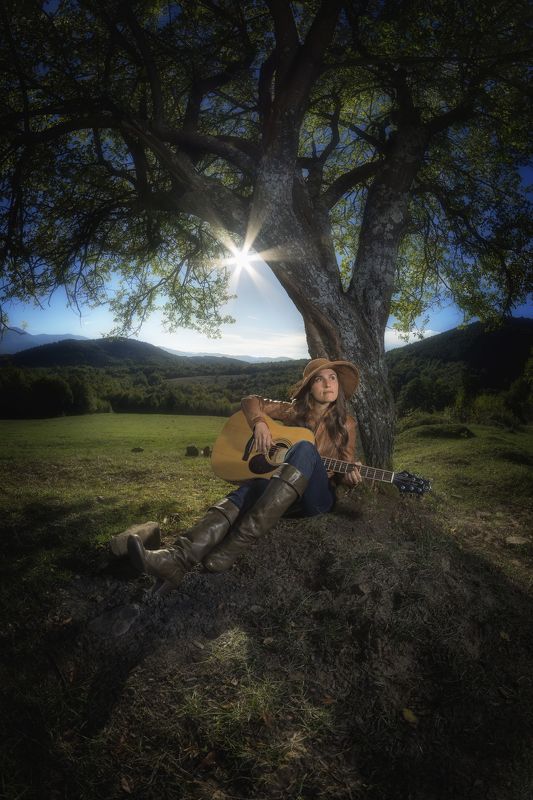 пилигрим,странник,музыкант, гитара, дерево, солнце, портрет, девушка, волшебство ..Из ежедневия пилигрима.. фото превью