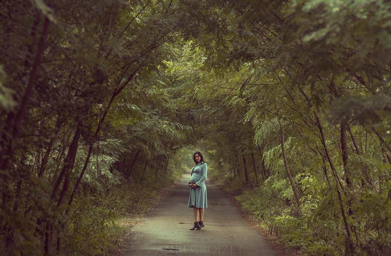 Woman in the forest... фото превью