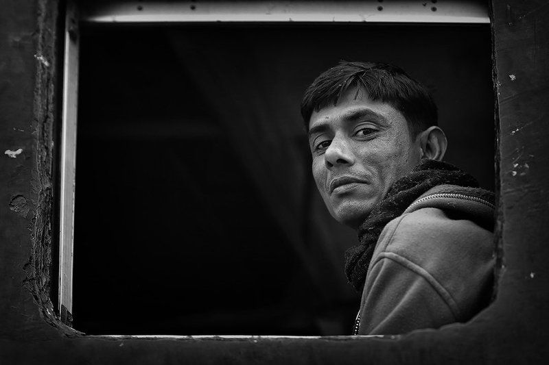 окно, поезд, вагон, бангладеш, згляд, потрет, парень, сверху Пассажир фото превью