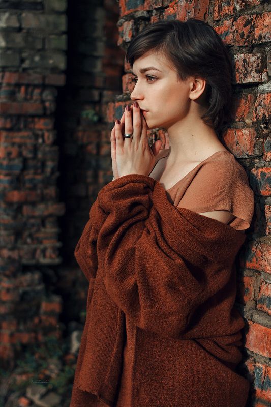 люди, девушка, лицо, портрет, глаза, улица, кирпич, текстура, взгляд, красота, молодость, картинка enter фото превью