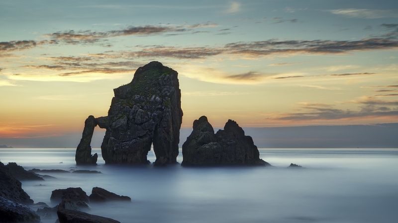 Roca al lado de San Juan de Gaztelugatxe фото превью