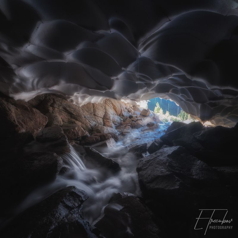 ергаки, природа, пейзаж, саяны, лето, сибирь, красноярск, западные саяны, лед, снег, пещера, ручей, камни, длинная выдержка В пещере горных духов фото превью