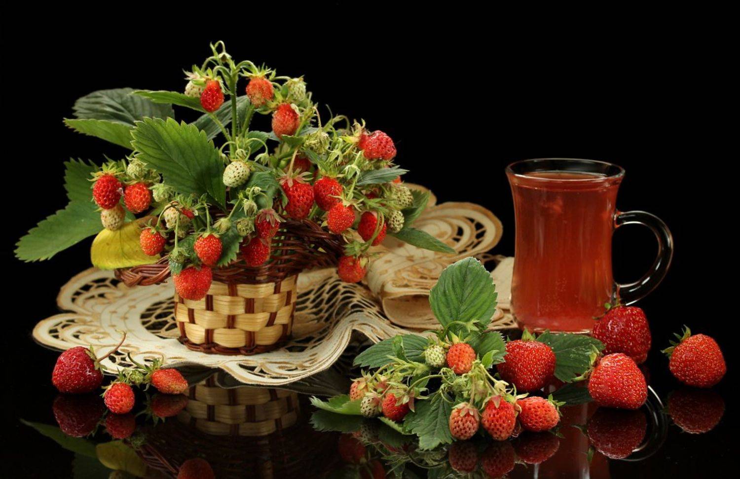 натюрморт, корзина, кружка, ягоды, клубника, компот, Шруб (Беляева) Татьяна