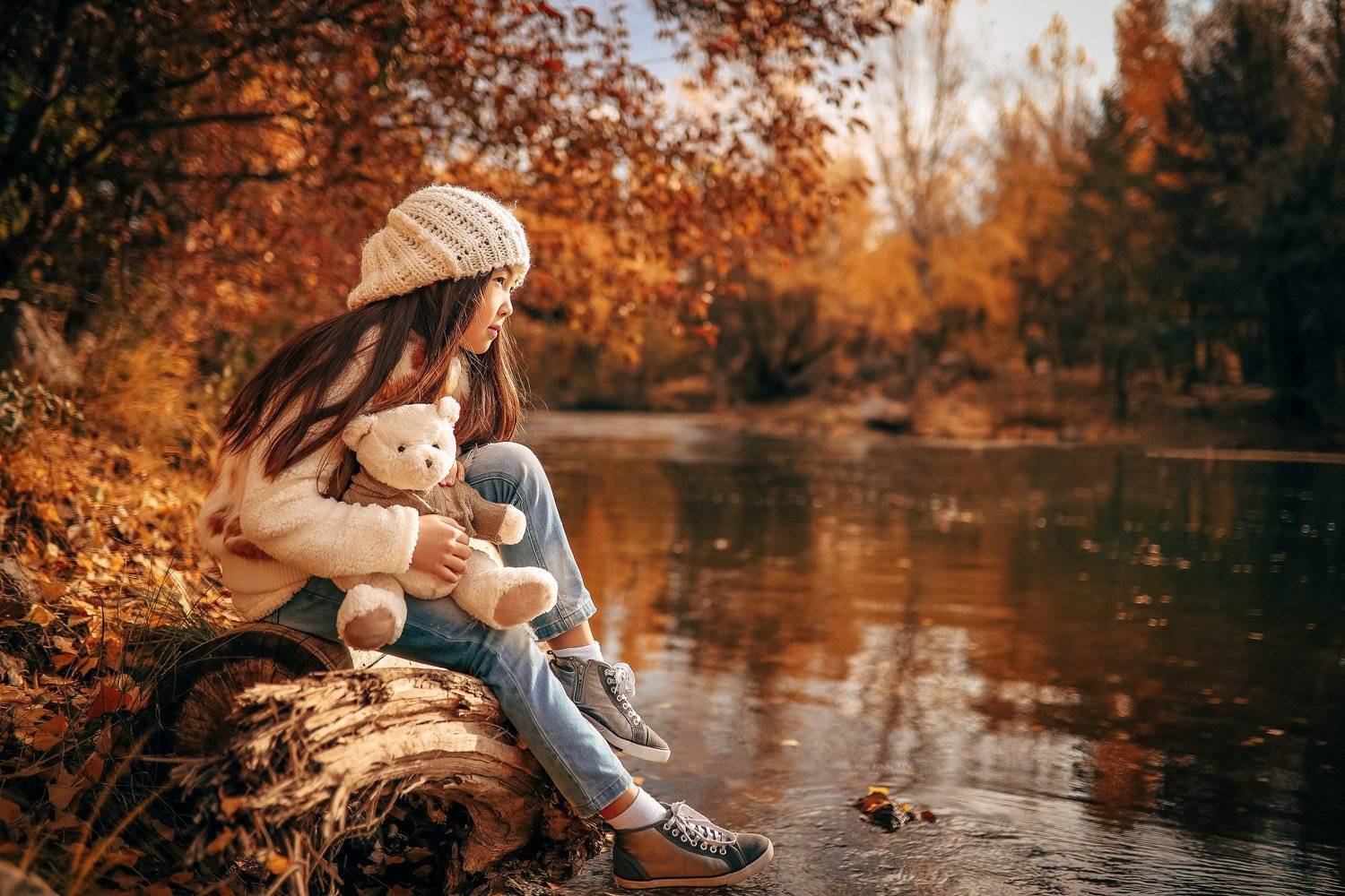 осень,девочка,река,бревно, Михаил Михайлюк