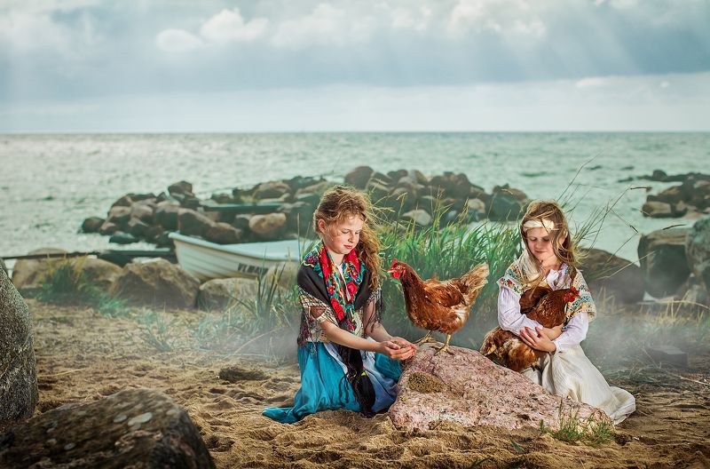 Estonian girls playing with chickens  фото превью