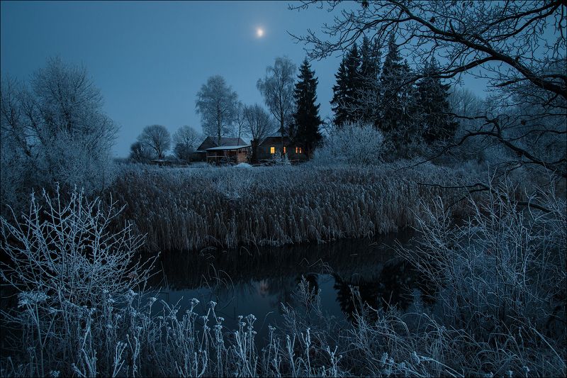 зима, снег, пейзаж, россия, ночь, луна, река, деревья, синий, уют, свет, отражения Зимняя сказка фото превью