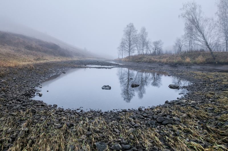 осень, туман, река, галька, утро Низкая вода фото превью