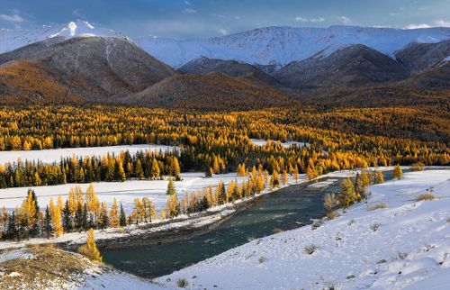 Снегом припорошена долина