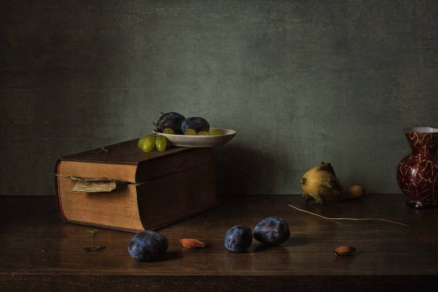 натюрморт, книга, виноград, сливы, Анна Петина