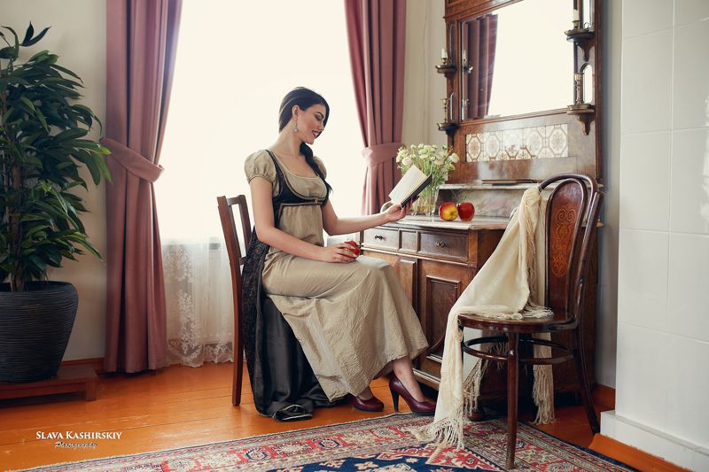 усадьба, старина, антиквариат, мебель, книга, яблоко, девушка, шатенка Ольга читает в усадьбе. фото превью