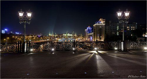 На мосту, тот что к Храму идёт...