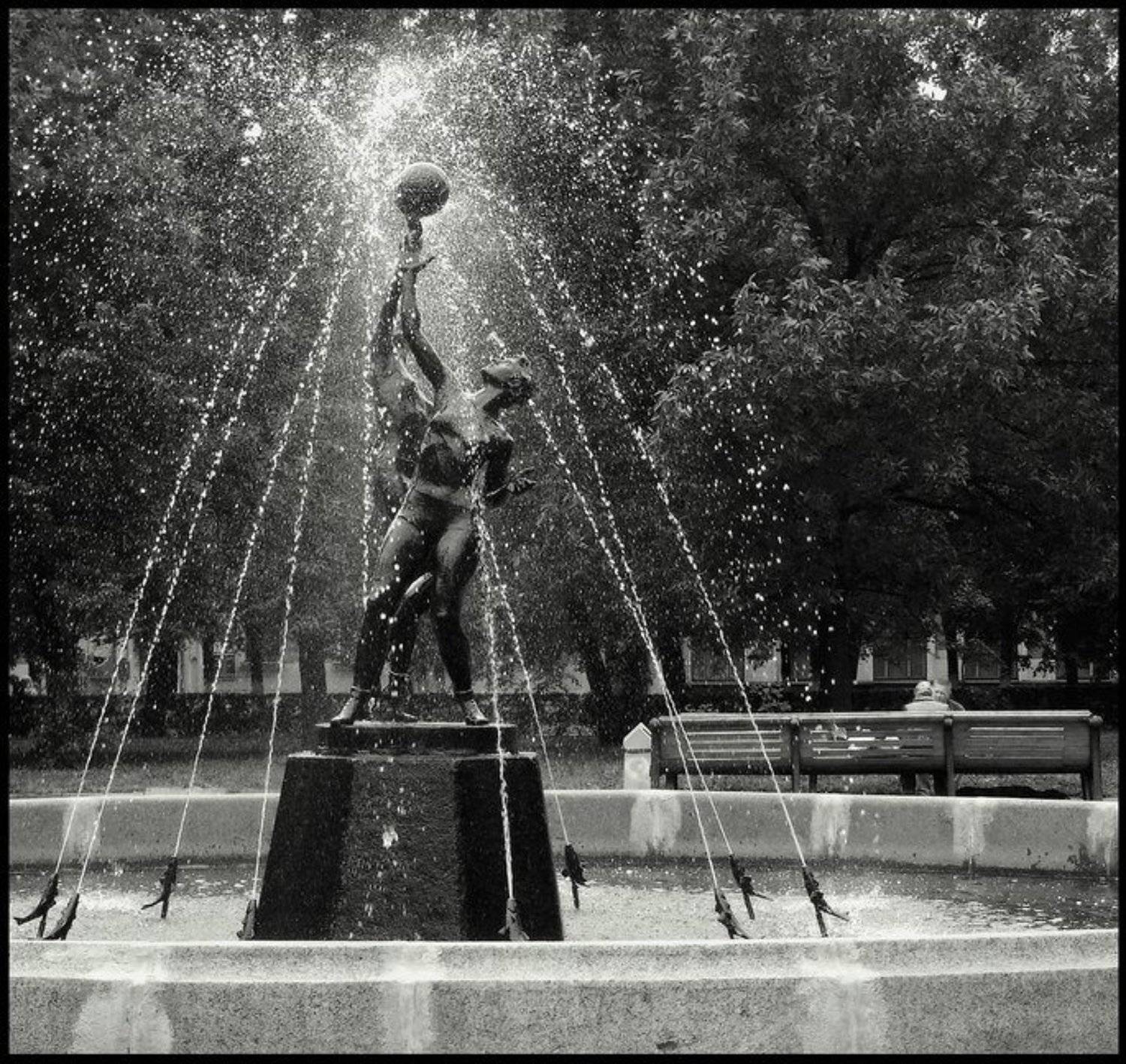 город, ярославль, фонтан, парочка, чб, Старый мудрый КА