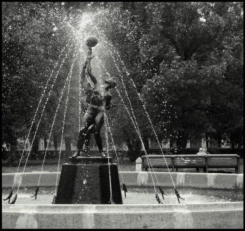 город, ярославль, фонтан, парочка, чб Неторопливый разговор фото превью