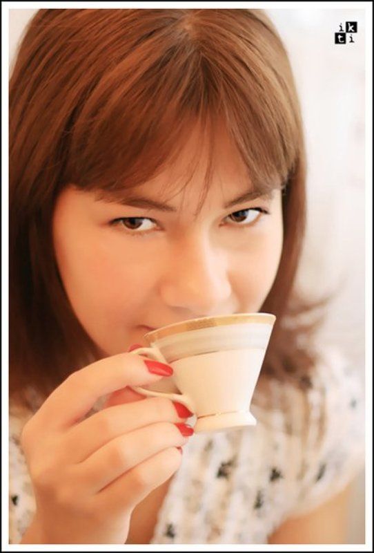 a girl and a cup фото превью