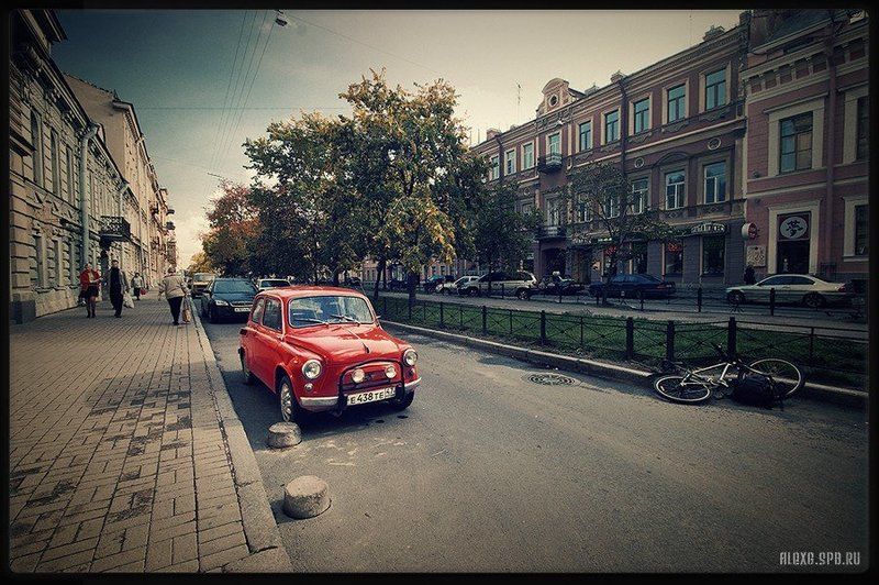 Маленькая красная машинка фото превью