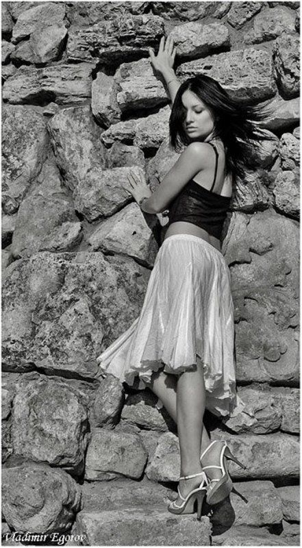 девушка, камни, ч/б, грот, александровский сад девушка и камни фото превью