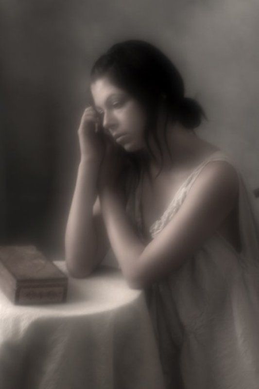 женщина монокль Портрет женщины, сидящей за столом фото превью