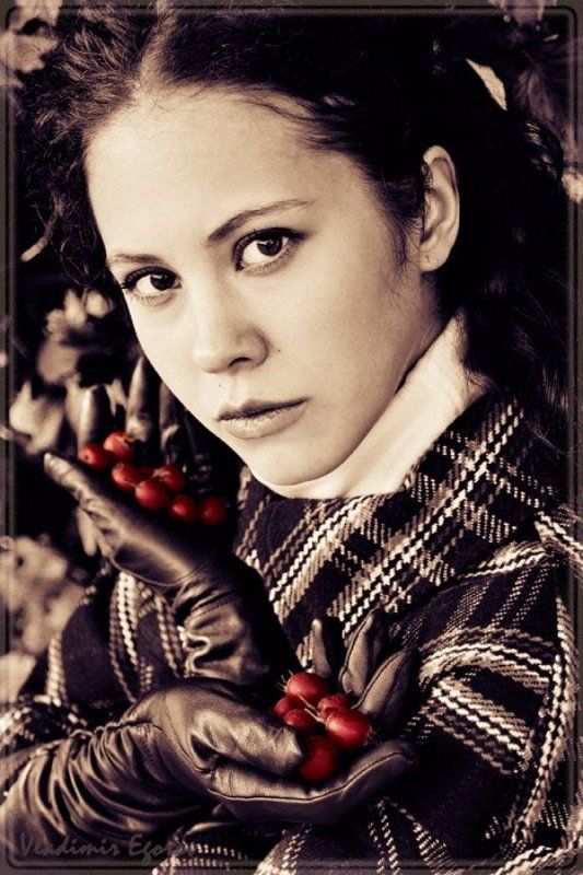 девушка, рыжая, ягоды последние краски фото превью