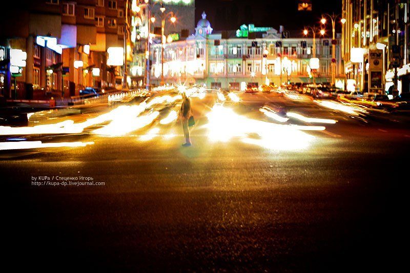 город, улица, человек, свет Одинокий среди потока фото превью