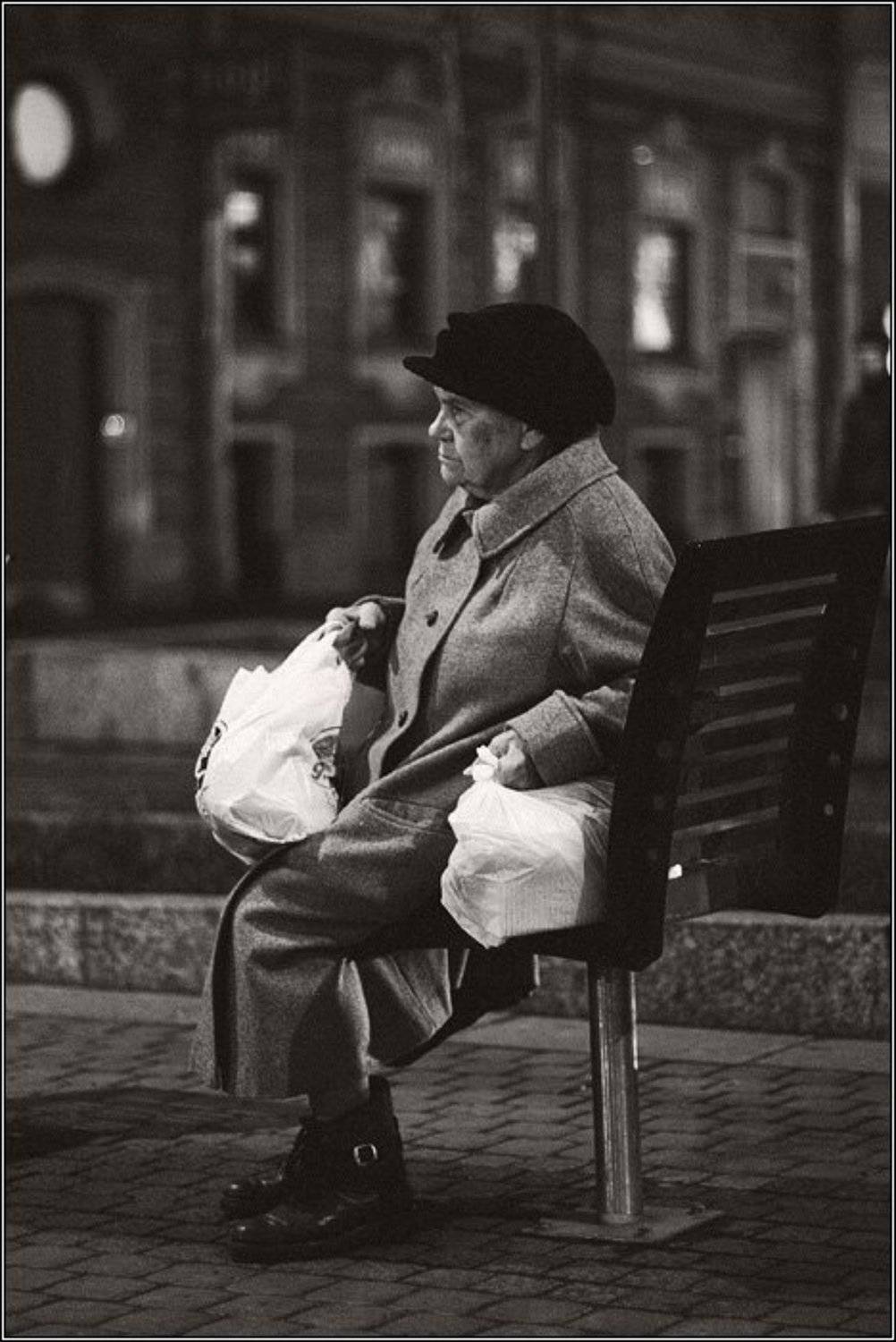 старушка, женщина, улица, дом, окно, мостовая, скамейка, пкает, одежда, старость, dyadyavasya, Дмитрий Шамин