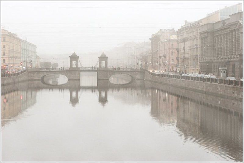 город, петербург, утро, туман, небо, вода, река, фонтанка, набережная, улица, дом, здание, мост, отражение, машина, прохожий, человек, dyadyavasya Фонтанка и туман фото превью