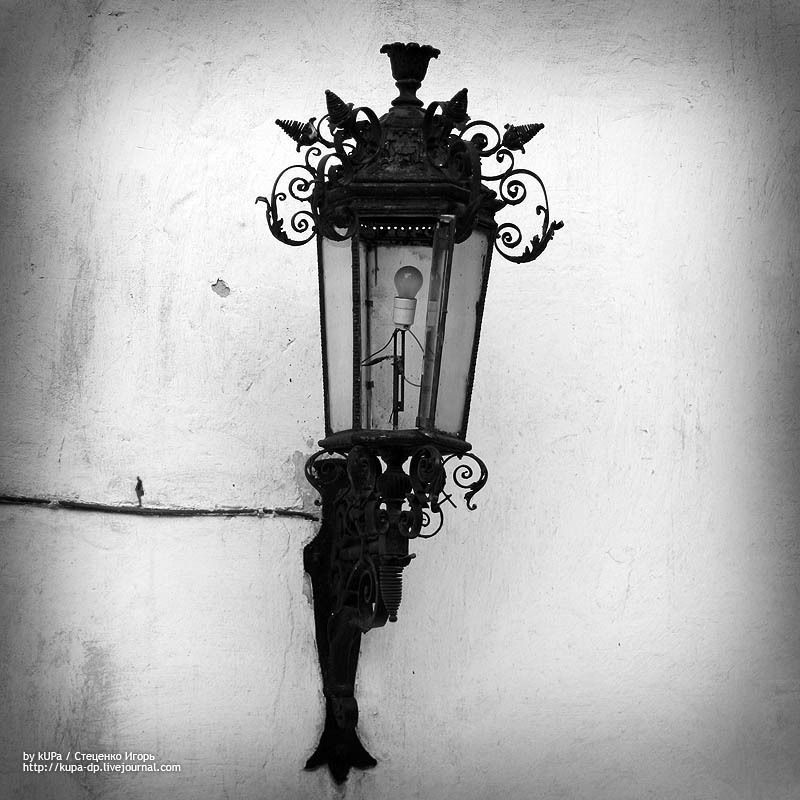 фонарь, чб, человек Не только фонарь одинок фото превью