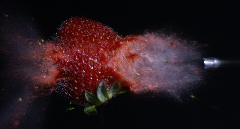 пуля, выстрел, клубника, скорость, макро Пуля фото превью