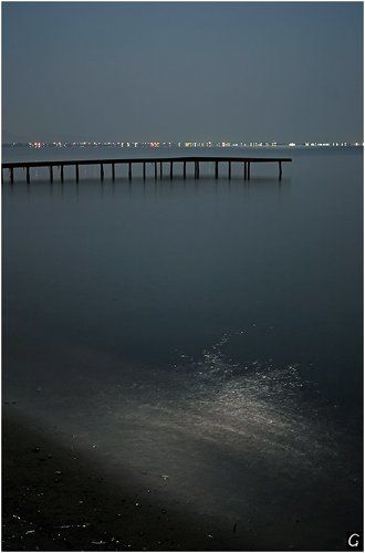 Эгейская гладь в неверном лунном свете.