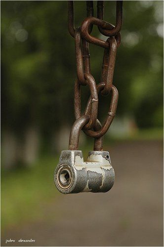 Закрыть замок своей двери…