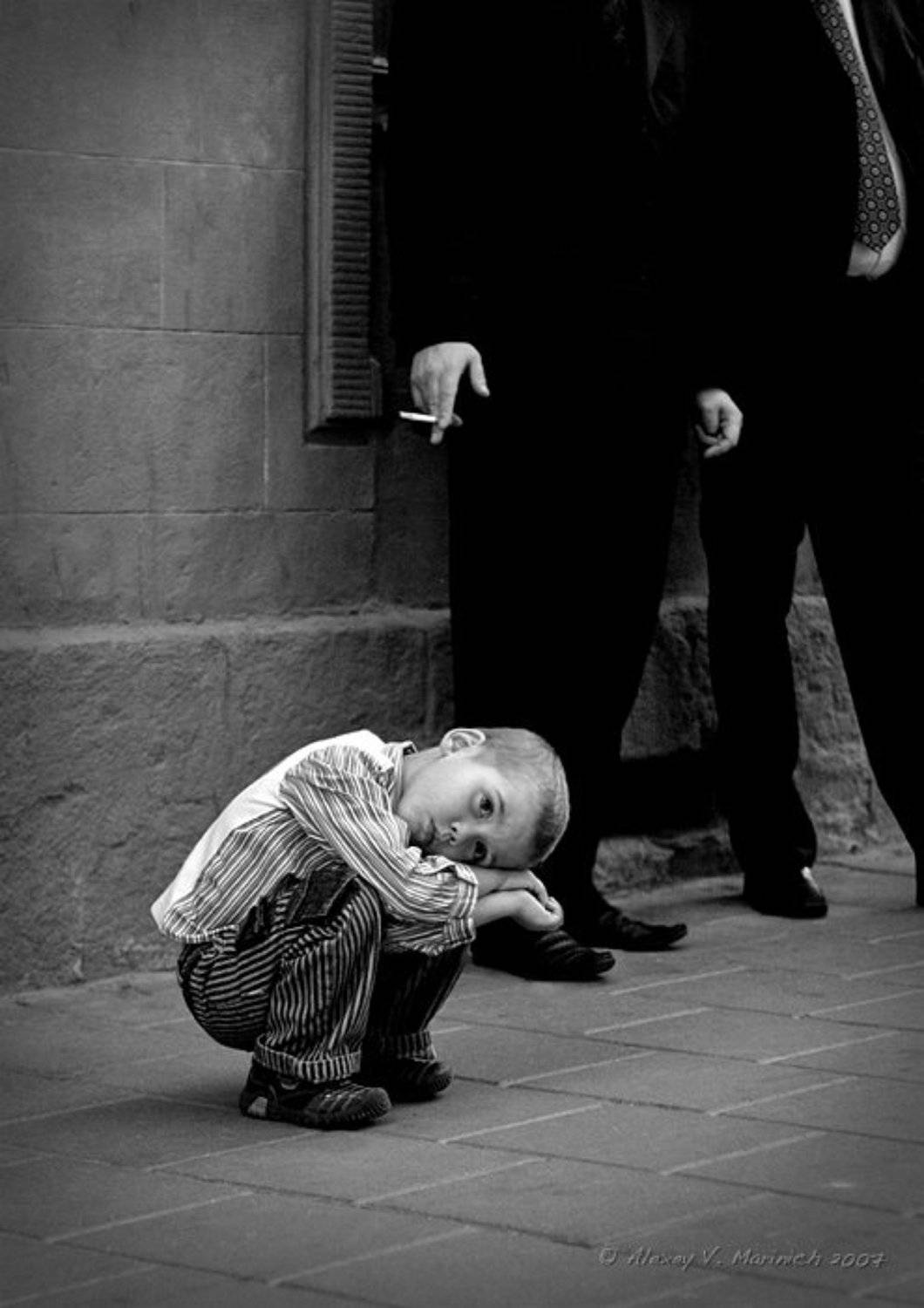 ребенок, мечта, мир, взрослые, дети, улица, двор, человек, мысли, сигарета, тратуар, маринич, алексей, чб, ч/б, жанр, репортаж, львов, Alexey Marinich