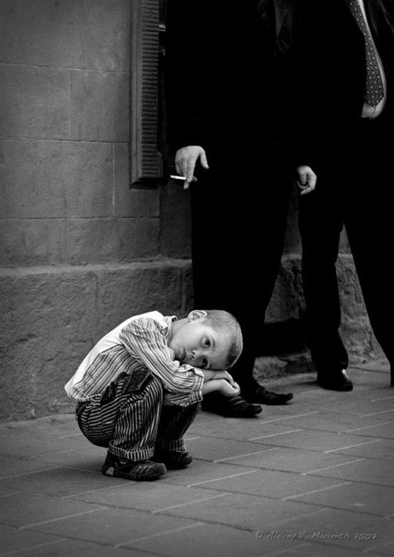 ребенок, мечта, мир, взрослые, дети, улица, двор, человек, мысли, сигарета, тратуар, маринич, алексей, чб, ч/б, жанр, репортаж, львов О чем мечтают дети... фото превью