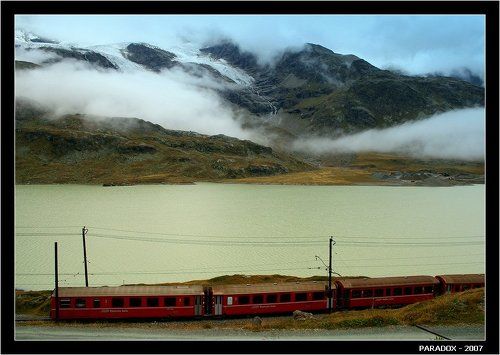 Красные вагоны, горы в облаках