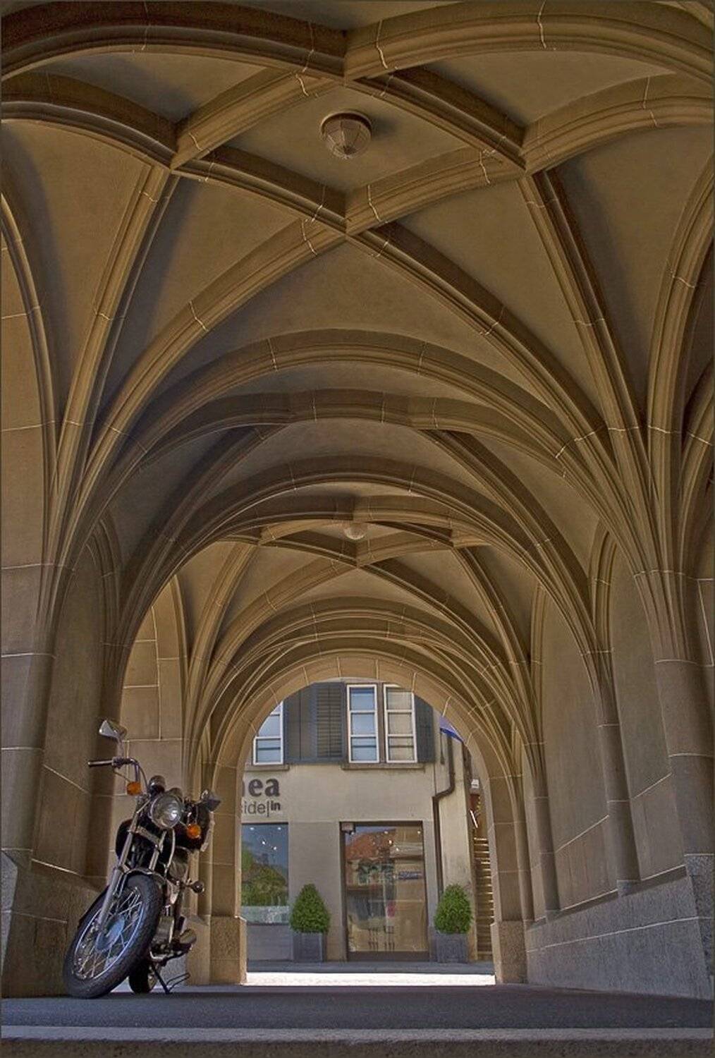 город, арка , мотоцикл, Надежда Колдышева