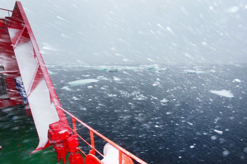 пурга, карское море, снег, севморпуть ВСЁ БЫ НИЧЕГО, ДА ЗА ВОРОТНИК ЗАДУВАЕТ фото превью