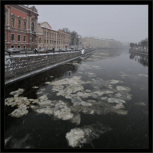 Спокойное и радостное состояние души от очарования созерцания минорной тональности родного города